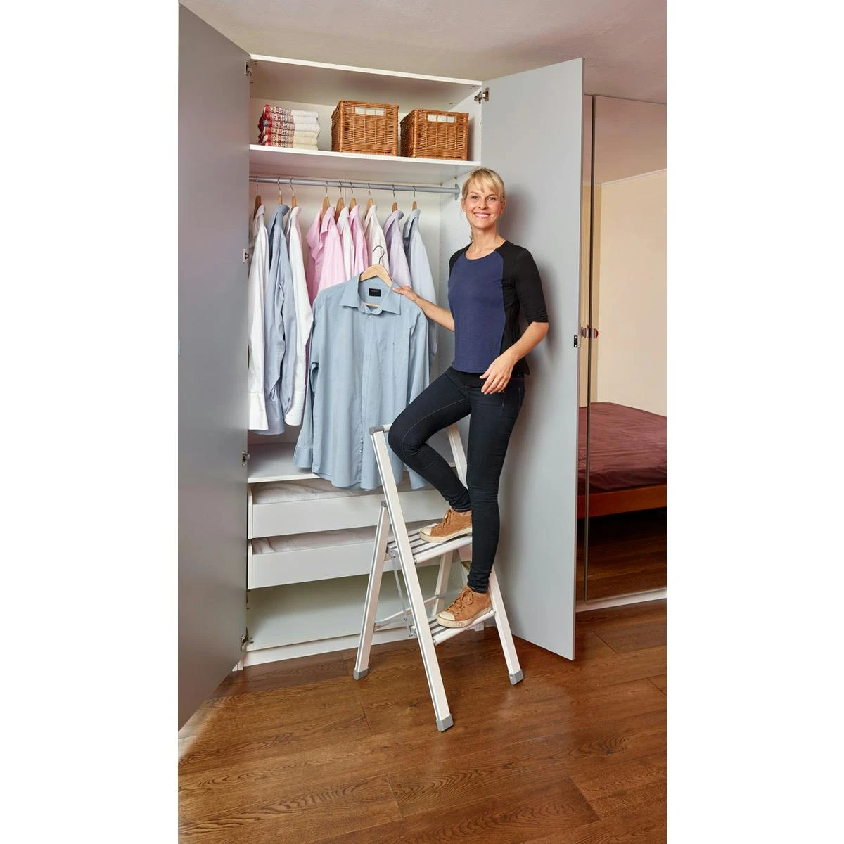 WENKO Alu-Design Klapptrittleiter 2-stufig Weiß 9 WENKO Alu-Design Klapptrittleiter 2-stufig Weiß – Bild 7