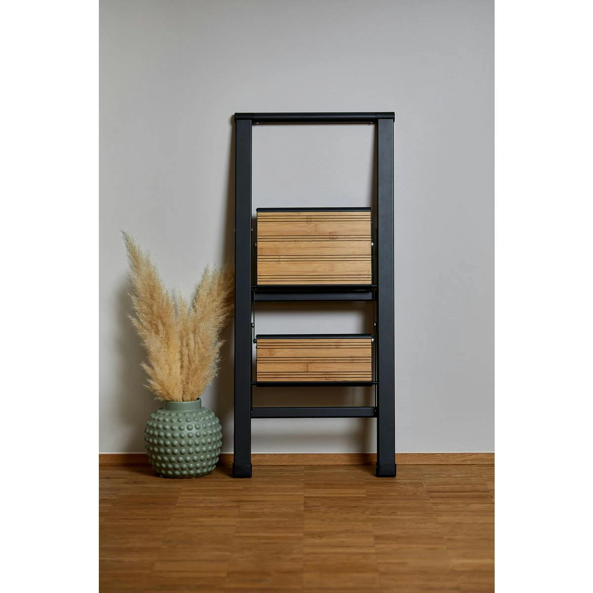 WENKO Alu-Design Klapptrittleiter 2-stufig Schwarz 9 WENKO Alu-Design Klapptrittleiter 2-stufig Schwarz – Bild 7